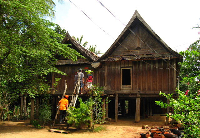Nhà cổ người Lào