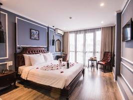 Shining Suites Hotel