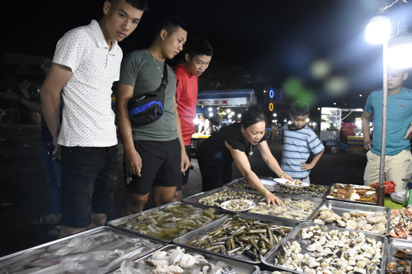 Chợ hải sản đêm Dinh Cô