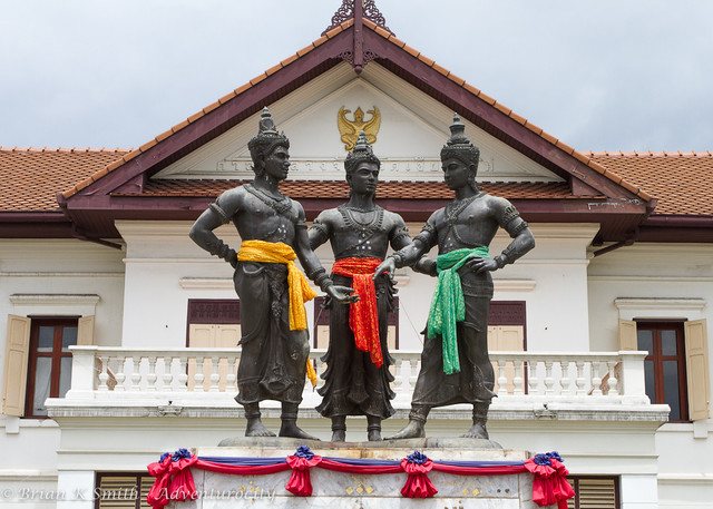 Tượng khổng lồ Three Kings Monument