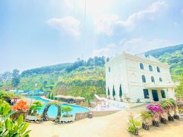 Khu du lịch sinh thái Cỏ Lau Village